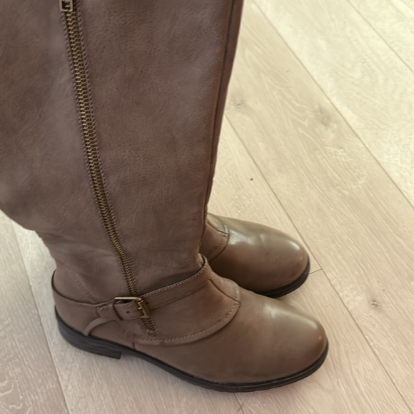 Worn once! New condition! No scratches or anything. Size 91/2 Beige and wide - Picture 2 of 6